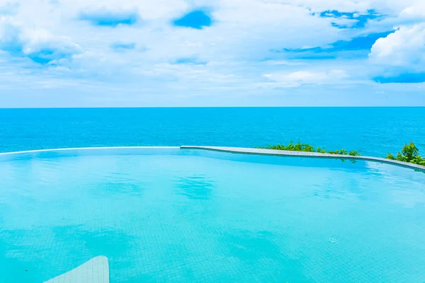 Vacker utomhus infinity pool i hotell Resort med se — Stockfoto