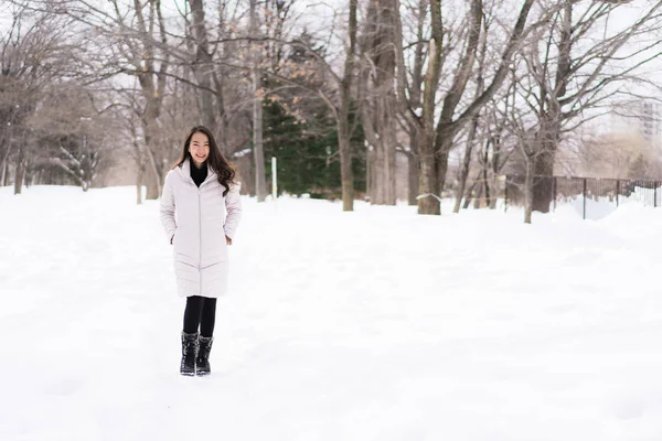 Kar kazanmak seyahat için mutlu gülümseyen güzel genç Asyalı kadın