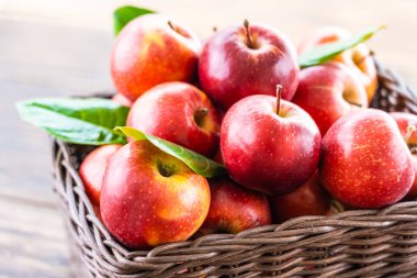 Sepet içinde kırmızı elma