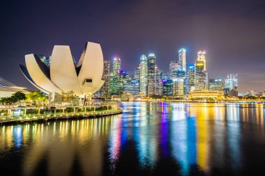 Gökdelen marina defne içinde etrafında bina güzel mimari 