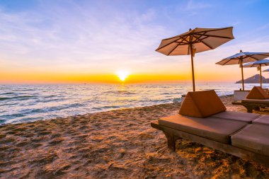 Şemsiye ve sandalye yastık çevresinde bea güzel manzara ile