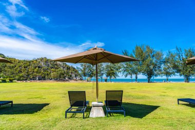 Şemsiye ve c ile deniz ve plaj güzel açık manzara