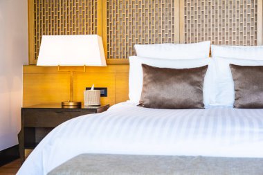 Yatak ve battaniye üzerinde güzel lüks rahat beyaz yastık Dec