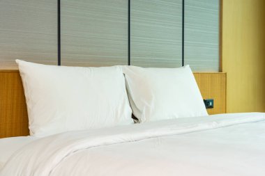 Güzel lüks rahat beyaz yastık ve battaniye yatakta