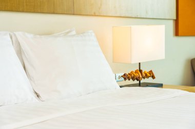 Hafif lamba ile yatak dekorasyonbeyaz rahat yastık