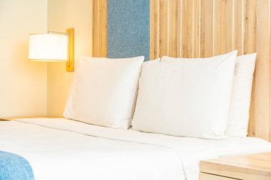 Hafif lamba ile yatak dekorasyonbeyaz rahat yastık