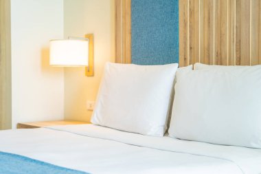 Hafif lamba ile yatak dekorasyonbeyaz rahat yastık