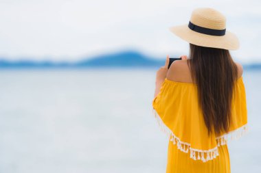 Portre güzel Asyalı kadın gülümsemek mutlu boş şapka giymek