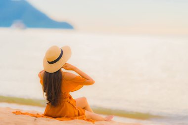 Portre güzel genç Asyalı kadın mutlu gülümseme dinlenmek