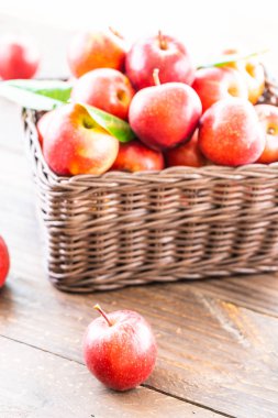 Sepet içinde kırmızı elma