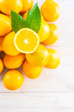 Taze portakal meyve masada