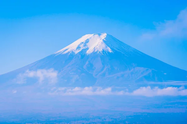 Bellissimo paesaggio di fuji di montagna intorno all'acero foglia in un — Foto Stock