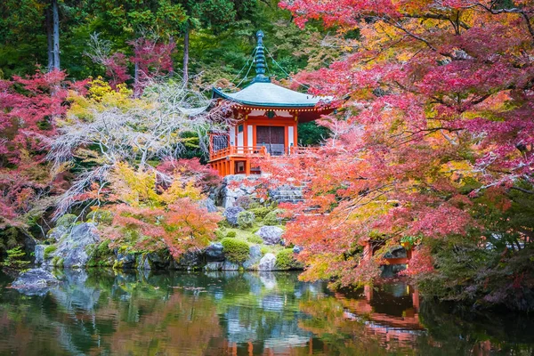 Prachtige Daigoji tempel met kleurrijke boom en blad in de herfst s — Stockfoto