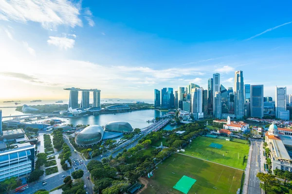 Beau bâtiment d'architecture extérieur paysage urbain à Singapour — Photo
