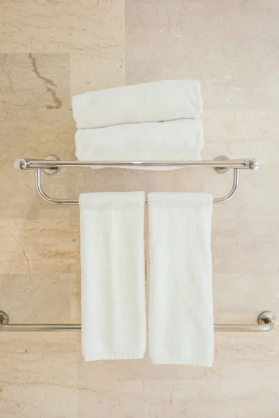 Serviette blanche dans la salle de bain — Photo