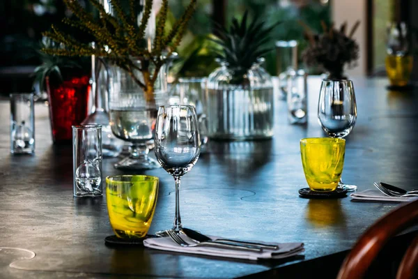 Yemek set ile Şarap kadehi kahvaltı öğle veya akşam yemeği hazırlamak