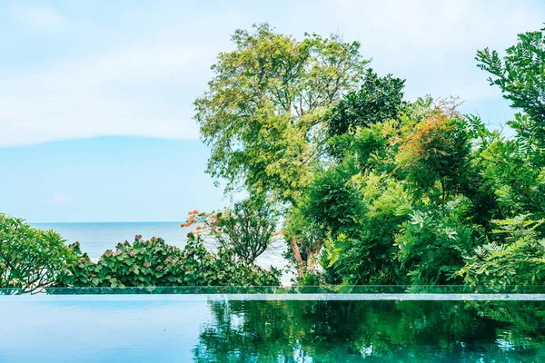 Otel ve tatil yakın deniz ve plajda açık yüzme havuzu