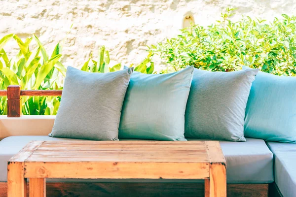 Oreiller sur canapé chaise décoration patio extérieur avec vue sur le jardin — Photo