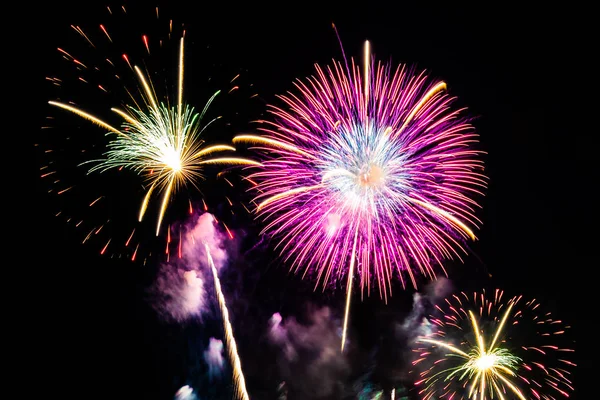 Hermosa exhibición de fuegos artificiales en el cielo por la noche para la celebración — Foto de Stock