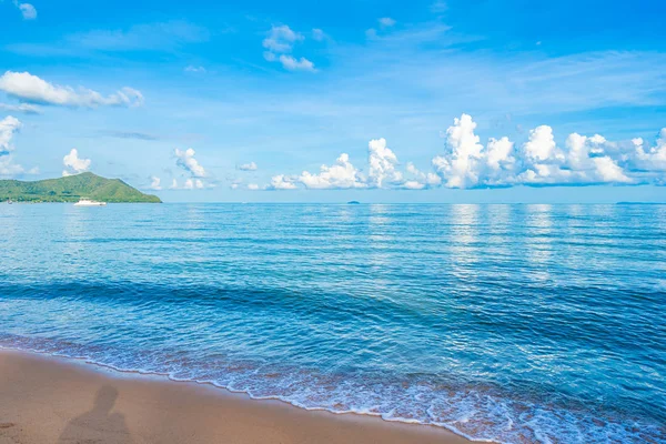 Beyaz bulut mavi gökyüzü ile güzel tropikal plaj deniz Okyanusu ve