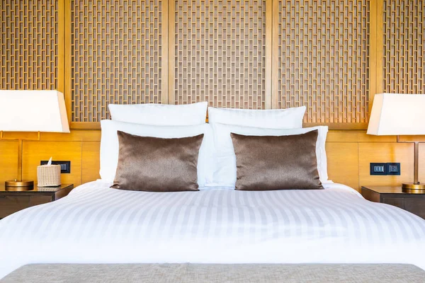 Vacker lyx bekväm vit kudde på sängen och filt december — Stockfoto