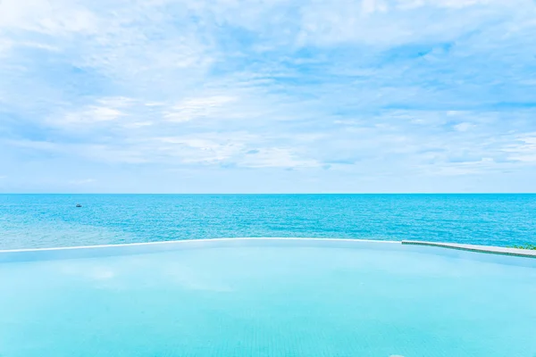 Hermosa piscina infinita al aire libre en el complejo hotelero con se — Foto de Stock