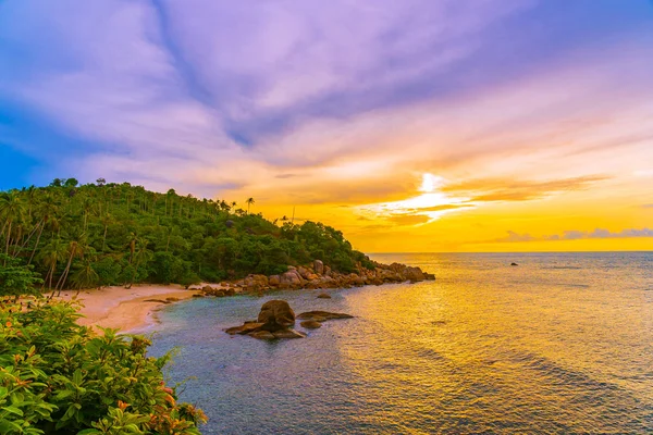 Bella spiaggia tropicale all'aperto mare intorno all'isola di Samui con co — Foto Stock