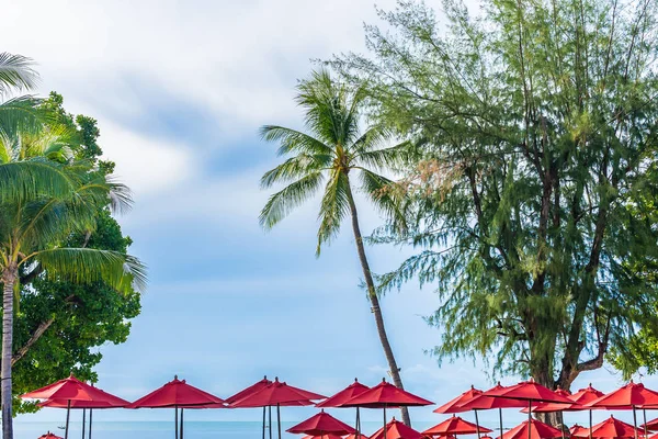 Sıcak açık yüzme havuzu etrafında güzel şemsiye ve sandalye