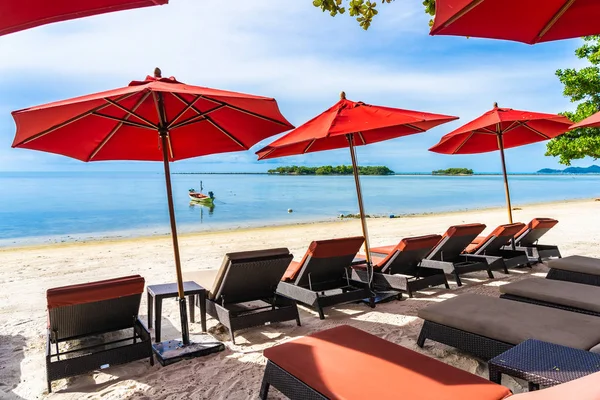 Şemsiye sandalye ile güzel açık tropikal plaj deniz Okyanusu