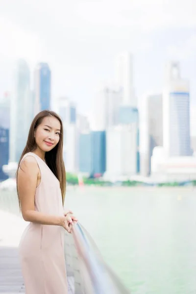 Beautiful asian woman smile and happy to travel in singapore cit — Stock Photo, Image