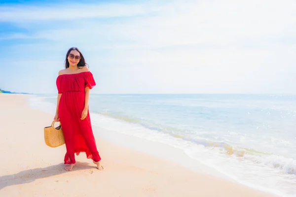 Portret mooie jonge Aziatische vrouw op het strand en de zee — Stockfoto