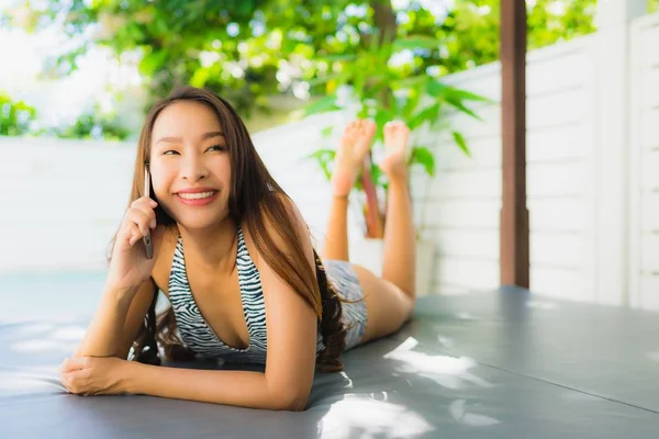 Retrato bonito jovem asiático mulher feliz sorriso falar móvel pho — Fotografia de Stock