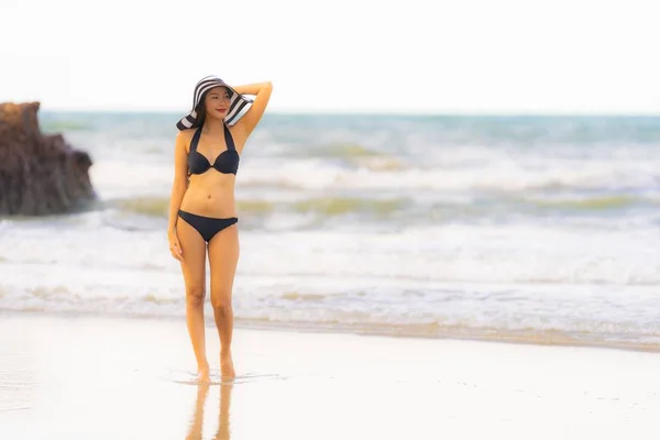 Portret mooie jonge Aziatische vrouw dragen bikini op het strand se — Stockfoto