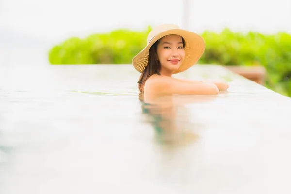 Retrato hermosa joven asiática mujer relajarse en lujo al aire libre swi — Foto de Stock