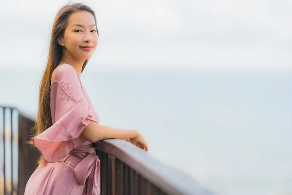 Ritratto bella giovane donna asiatica in cerca di mare spiaggia oceano per — Foto Stock