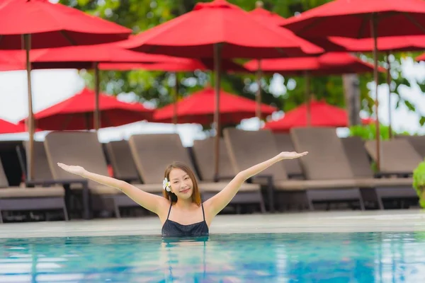Retrato jovem mulher asiática relaxar sorriso feliz em torno de natação ao ar livre — Fotografia de Stock