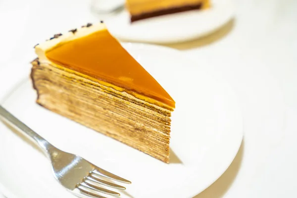 Dolce dessert con torta crespata al caramello — Foto Stock