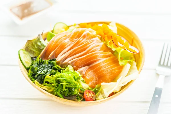 Deniz yosunu ve diğer vegeta et sashimi ham taze somon balık