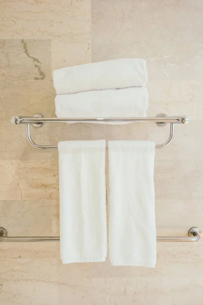 Toalha branca no banheiro — Fotografia de Stock