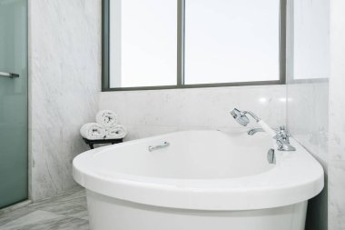 Güzel lüks beyaz küvet banyo iç dekorasyonda