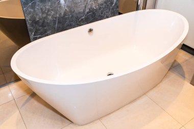 Güzel lüks beyaz küvet banyo iç dekorasyonda