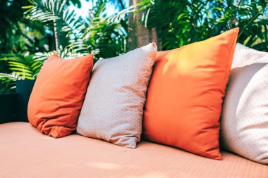 Bahçede kanepe mobilya dekorasyon açık veranda yastık