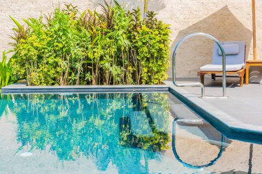 Şemsiye ve sandalye yakın deniz okyanus plaj wi yüzme havuzu etrafında