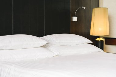 Güzel lüks rahat beyaz yastık ve battaniye yatakta zekâ