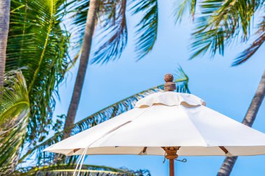 Bea etrafında beyaz şemsiye ile güzel açık tropikal doğa