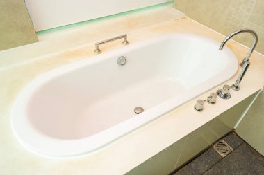 Güzel lüks ve temiz beyaz küvet dekorasyon iç