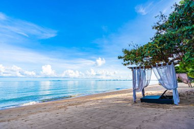 Tropikal plaj deniz Okyanusu üzerinde boş yatak koltuğu ve salon 