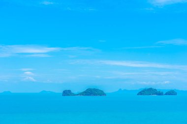 Ada ve beyaz bulut ile güzel açık deniz okyanus manzarası 