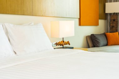 Hafif lamba ile yatak dekorasyonbeyaz rahat yastık