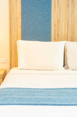 Hafif lamba ile yatak dekorasyonbeyaz rahat yastık